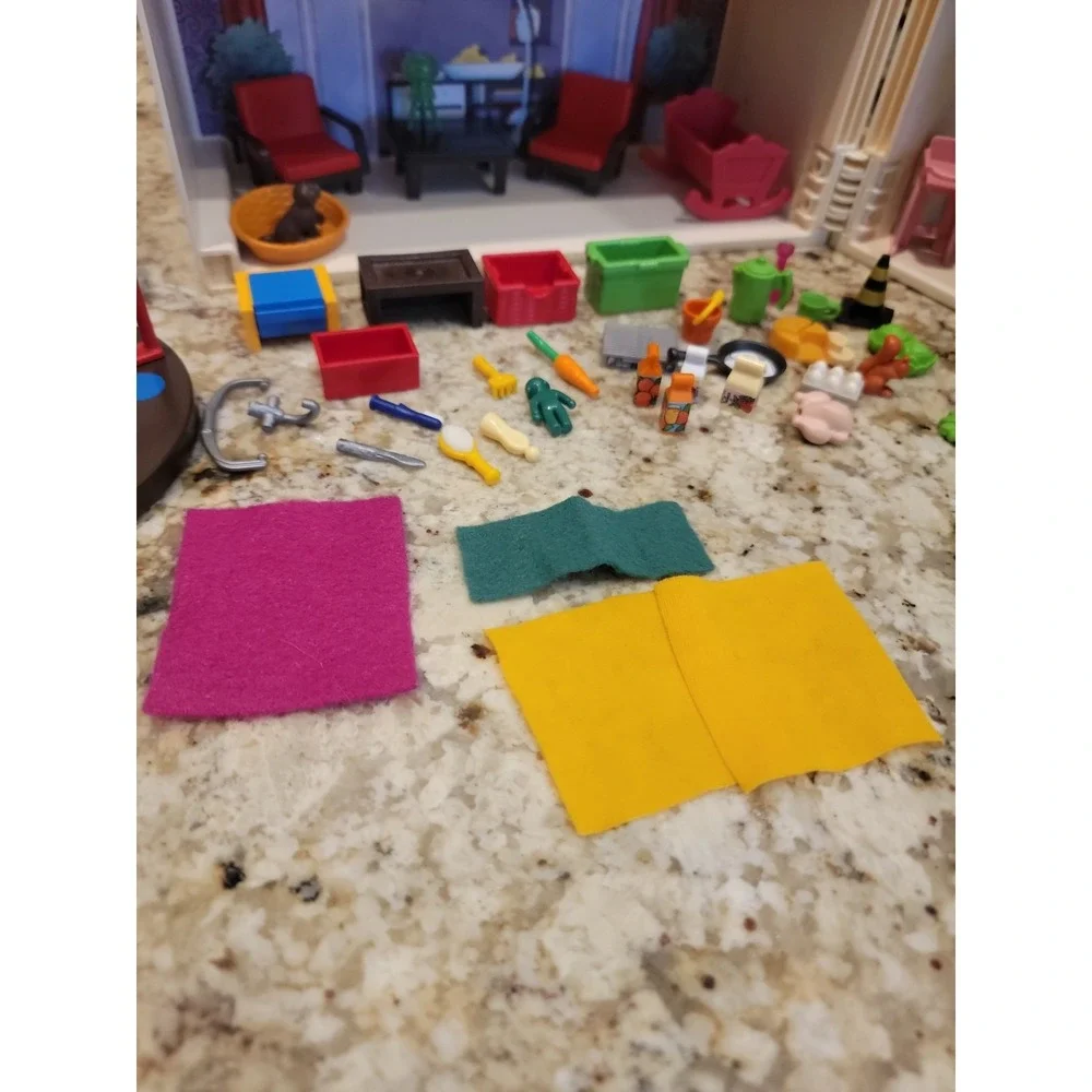 Playmobil Dollhouse 2005 Folding w/People And Accessories Not Complete